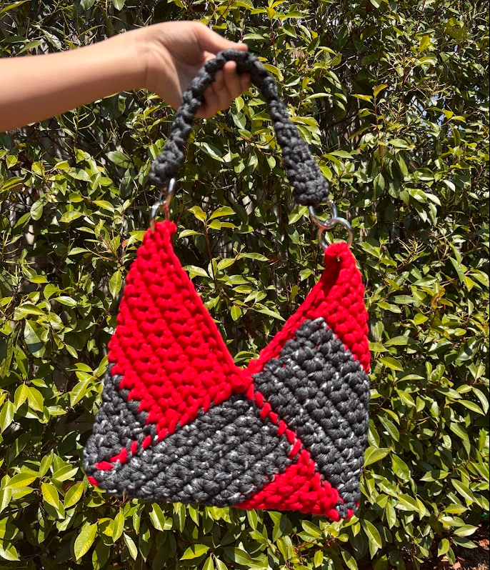 Sac Origami au crochet rouge et gris anthracite avec finitions argentées