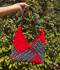 Sac Origami au crochet rouge et gris anthracite avec finitions argentées